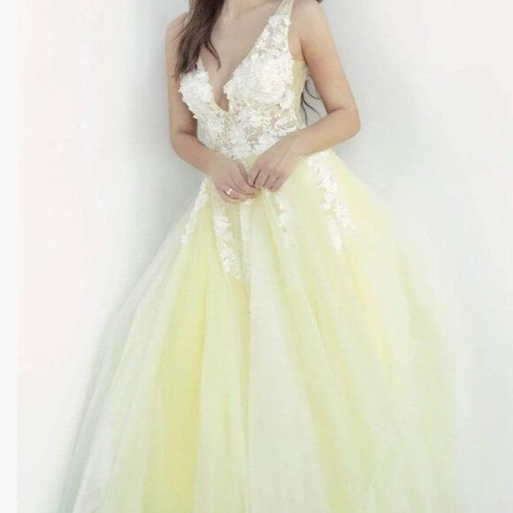 Jovani 55634 Sheer Floral Appliques Junior Prom V-Neck Ballgown Size 00 NWT - Picture 1 of 9